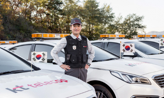 KT텔레캅은 다가오는 광복절을 기념해 '태극기 휘날리며' 캠페인을 진행한다고 10일 밝혔다. KT텔레탑 출동대원이 차량에 태극기를 달고 기념사진을 촬영하고 있다. KT텔레캅 제공